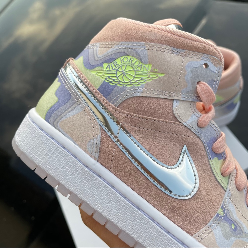 Air Jordan 1 Mid Women's - Picture 2 of 6